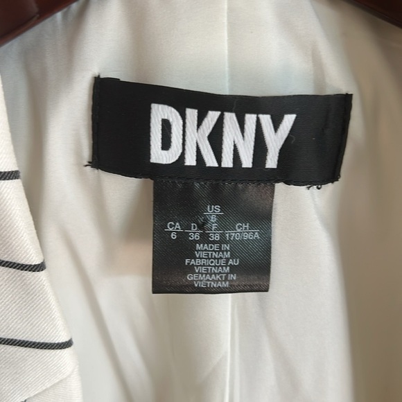 NWT DKNY 3/4 Sleeve Cream/Black Stripped Casual Blazer. Size 6. - Picture 5 of 6